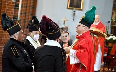 Biskup w otrzymanym od górników czako.