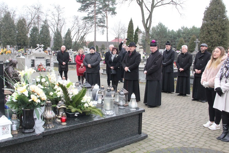 Olesno. Tablica upamiętniająca ks. prał. Jana Rybaka