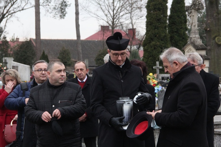 Olesno. Tablica upamiętniająca ks. prał. Jana Rybaka