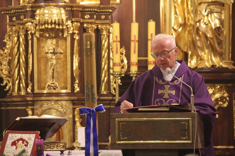 Olesno. Tablica upamiętniająca ks. prał. Jana Rybaka