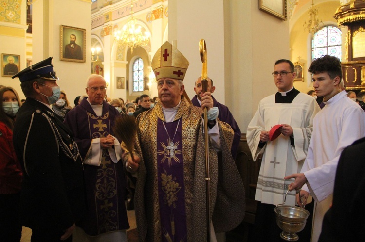 Olesno. Tablica upamiętniająca ks. prał. Jana Rybaka