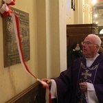 Olesno. Tablica upamiętniająca ks. prał. Jana Rybaka