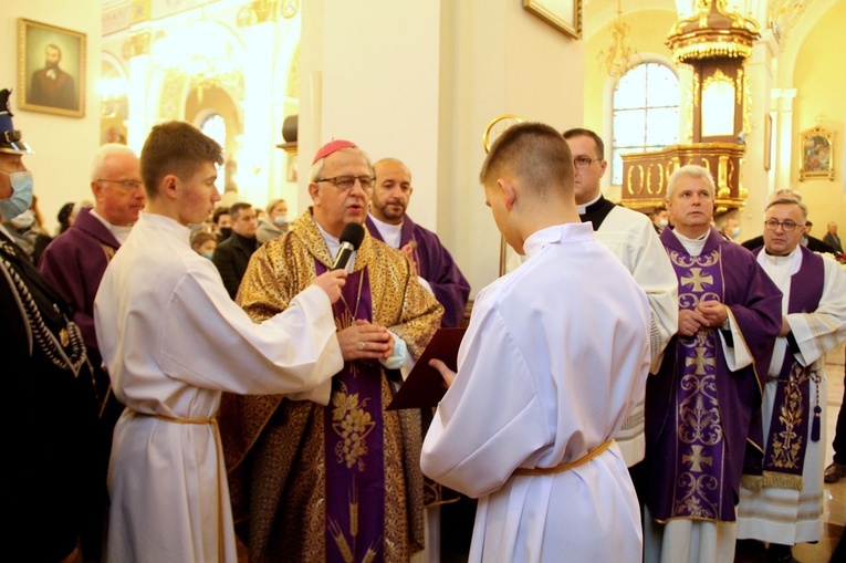 Olesno. Tablica upamiętniająca ks. prał. Jana Rybaka