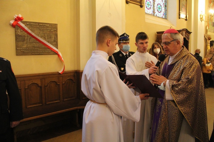 Olesno. Tablica upamiętniająca ks. prał. Jana Rybaka