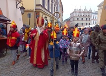 Św. Mikołaj poprowadził orszak ze Starego Miasta na lubelski Czwartek.