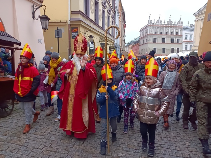 Św. Mikołaj poprowadził orszak ze Starego Miasta na lubelski Czwartek.