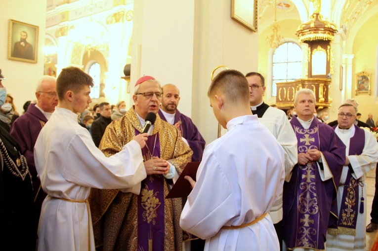 Olesno. Tablica upamiętniająca ks. prał. Jana Rybaka