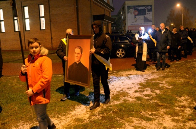 Modlitwie mężczyzn towarzyszy obraz bł. Michaela McGivneya, założyciela Rycerzy Kolumba.