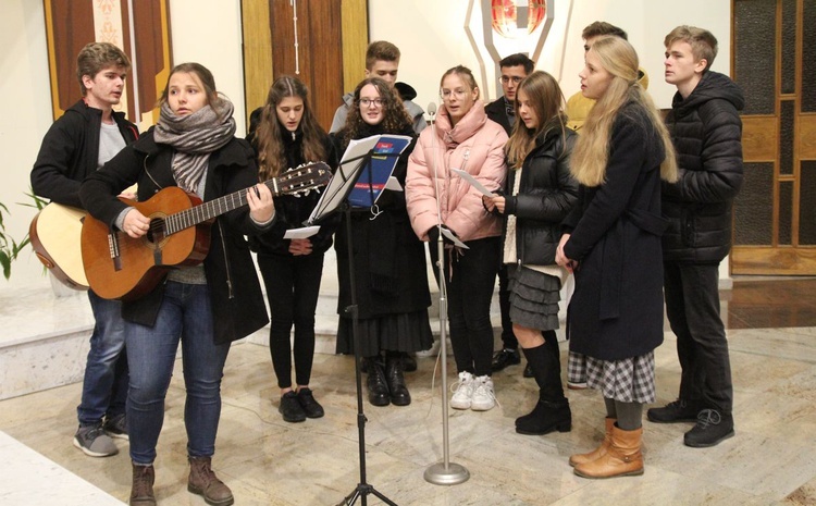 Młodzi oazowicze ze wspólnot w Starym Bielsku i Mazańcowciach poprowadzili śpiew podczas adwentowego dnia wspólnoty w Aleksandrowicach.
