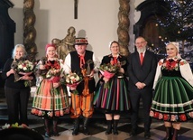 Laureaci (od lewej): Halina Kostecka, Weronika Mońka-Chwała, Włodzimierz Gala i Zofia Gala oraz wręczający Marcin Kosiorek i Anna Staniszewska.