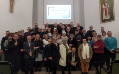 Słuchacze i wykładowcy w auli Jana Pawła II w radomskim seminarium.