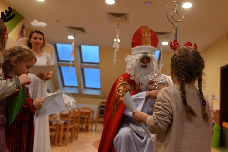 Św. Mikołaj w przedszkolu sióstr prezentek