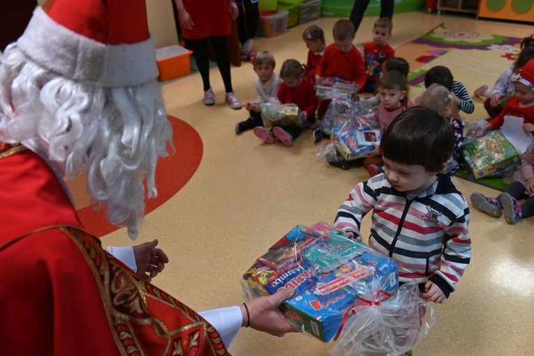 Św. Mikołaj w przedszkolu sióstr prezentek