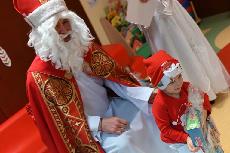 Św. Mikołaj w przedszkolu sióstr prezentek