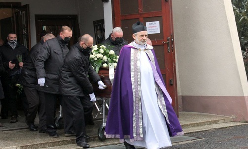 My przeżywamy rozstanie, a zmarły spotkanie