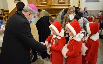 Biskup osobiście wręczył dzieciom prezenty.