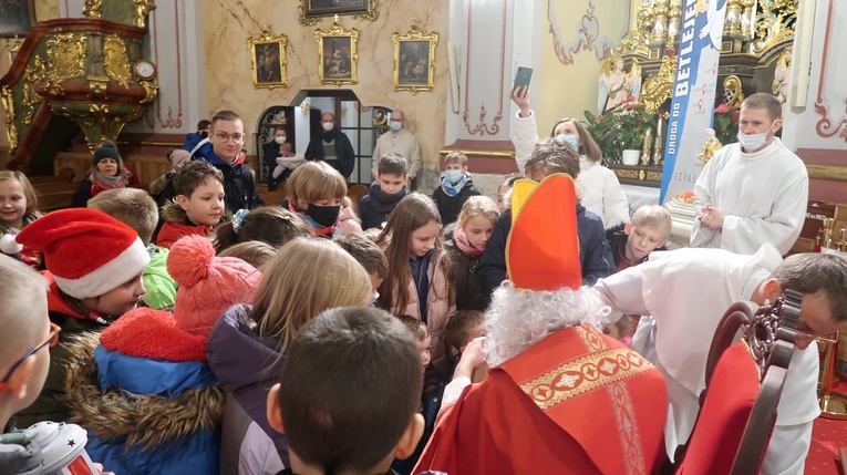 Święty Mikołaj w różnych miejscach diecezji