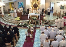 Przy trumnie modlili się liczni księża, siostry zakonne, rodzina i parafianie.
