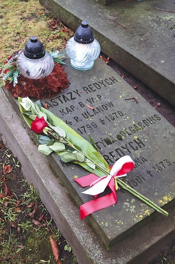 ▲	W Skierniewicach złożono kwiaty na nagrobkach trzech powstańców, pochowanych na cmentarzu św. Stanisława.