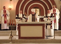 Gest pokropienia ołtarza. 