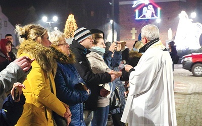 Podzielić się opłatkiem z proboszczem... – bezcenne.