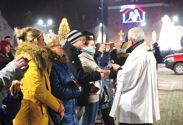 Podzielić się opłatkiem z proboszczem... – bezcenne.