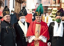 	Pamiątkowe zdjęcie z przedstawicielami związków zawodowych, którzy wręczyli biskupowi wyjątkowe nakrycie głowy.