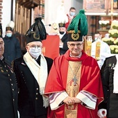 	Pamiątkowe zdjęcie z przedstawicielami związków zawodowych, którzy wręczyli biskupowi wyjątkowe nakrycie głowy.