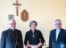 	W spotkaniu uczestniczyli (od lewej) bp Marek Mendyk, Urszula Furtak oraz ks. Sławomir Augustynowicz.