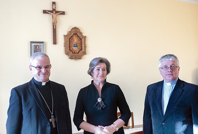 	W spotkaniu uczestniczyli (od lewej) bp Marek Mendyk, Urszula Furtak oraz ks. Sławomir Augustynowicz.