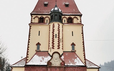 	Kościół wybudowano w stylu neogotyckim.