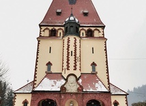 	Kościół wybudowano w stylu neogotyckim.