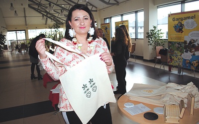 	Justyna Wesołowska prezentuje torby z lasowiackimi motywami.
