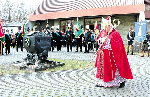 Po modlitwie złożono kwiaty przed pomnikiem w hołdzie górnikom.