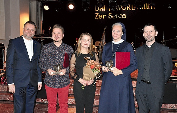 ▲	O. Jacek Drabik SJ, Mirosław i Magdalena Kopytowie, s. Aldona Skrzypiec SSpS  i o. Damian  Mazurkiewicz SJ.