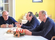 ▲	Przy stole na plebanii w Kolonowskiem.  Od lewej: proboszcz, Mirek, pan Rysiu.