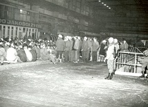 16 grudnia 1981 r. ZOMO spacyfikowało strajk w Hucie  im. Lenina. Hutnicy byli spokojni, śpiewali hymn  „Jeszcze Polska nie zginęła”.