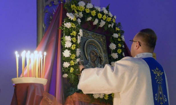 Akatyst śpiewa się przed ikoną Matki Bożej.