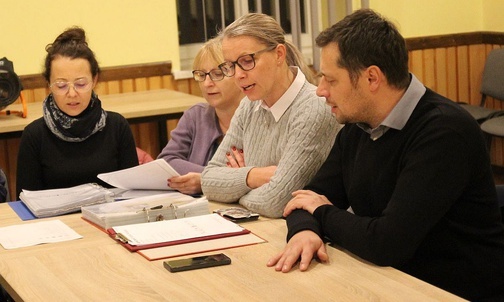 Młodzi duchem z Cięciny podczas próby śpiewu.