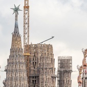 Zobacz, jak po raz pierwszy rozbłyska wielka gwiazda na wieży Matki Bożej bazyliki Sagrada Familia w Barcelonie!