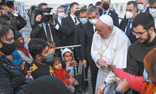 Papież wśród mieszkańców obozu dla uchodźców  na Lesbos.