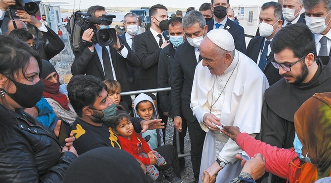 Papież wśród mieszkańców obozu dla uchodźców  na Lesbos.