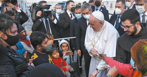Papież wśród mieszkańców obozu dla uchodźców  na Lesbos.