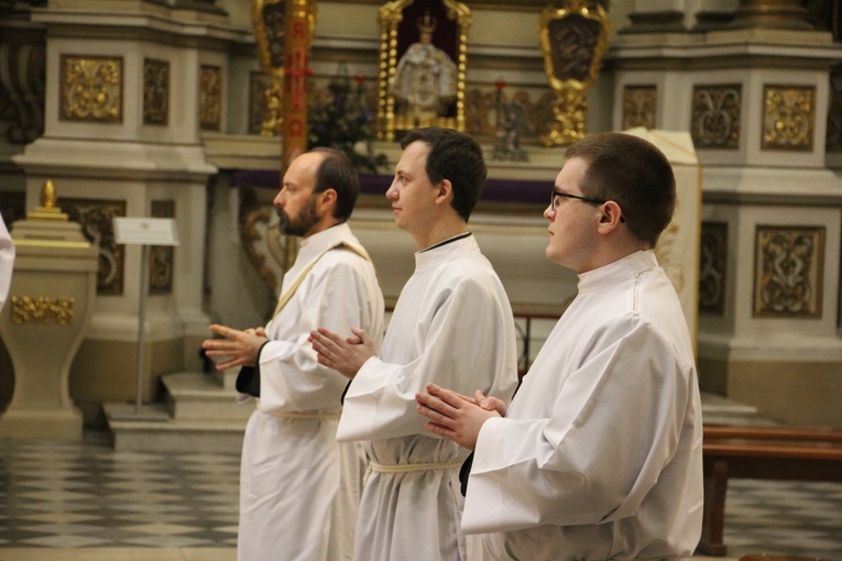 Służcie z miłością i zmniejszajcie dystans 