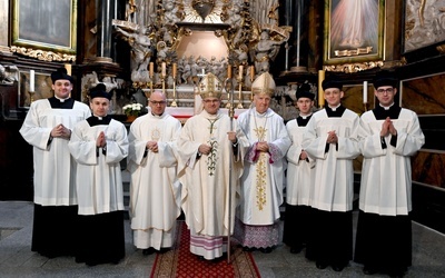 Grupowe zdjęcie po zakończeniu liturgii.