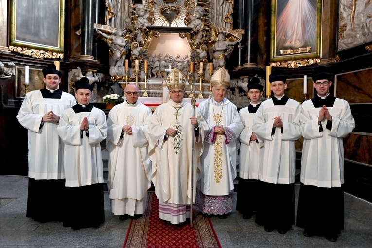 Grupowe zdjęcie po zakończeniu liturgii.