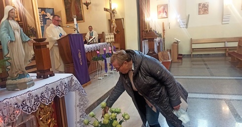W parafii św. Barbary zelatorki ofiarowały Maryi białe róże.