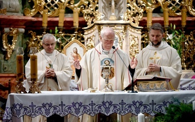 Biskupi wraz z kustoszem o. Dariuszem Laskowskim przy ołtarzu sanktuarium św. Józefa.