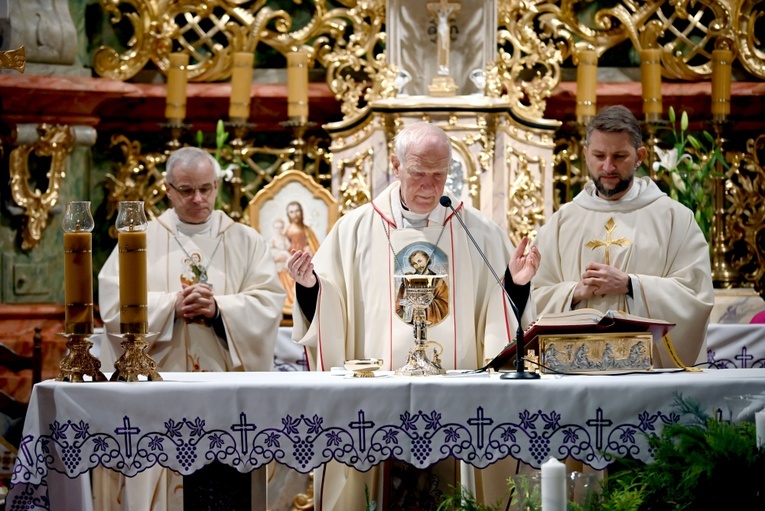 Biskupi wraz z kustoszem o. Dariuszem Laskowskim przy ołtarzu sanktuarium św. Józefa.