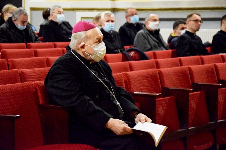 Obrady trzeciej sesji plenarnej Synodu